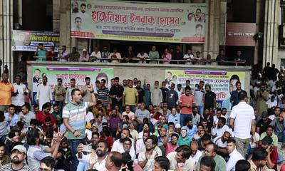 ইশরাক সমর্কদের নগর ভবন প্রাঙ্গণে অবস্থান