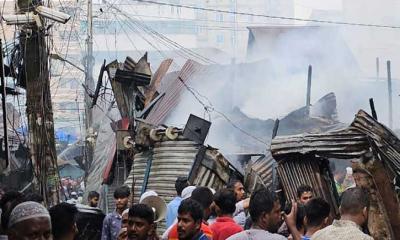নরসিংদীর মাধবদী বাজারে ভয়াবহ অগ্নিকাণ্ড