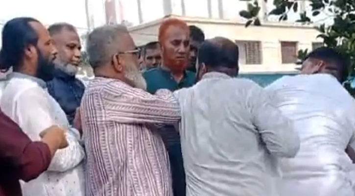 বিএনপি নেতার দিকে জুতা নিয়ে তেড়ে গেলেন পদপ্রার্থী