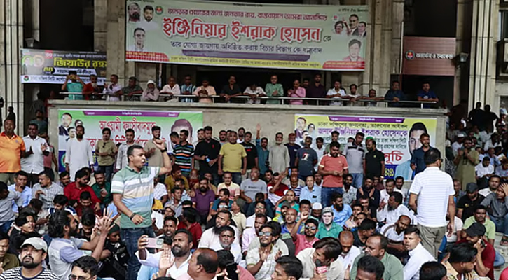 ইশরাক সমর্কদের নগর ভবন প্রাঙ্গণে অবস্থান